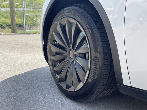 Used 2023 Tesla Model Y Long Range AWD/4WD image 10