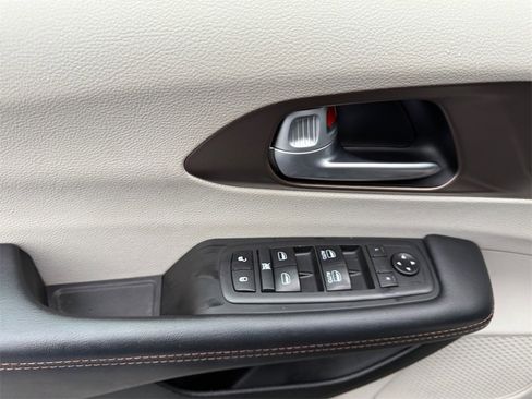 Used 2018 Chrysler Pacifica Touring-L image 11