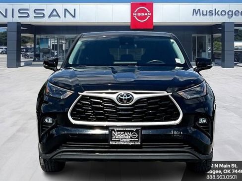 Used 2024 Toyota Highlander LE image 2