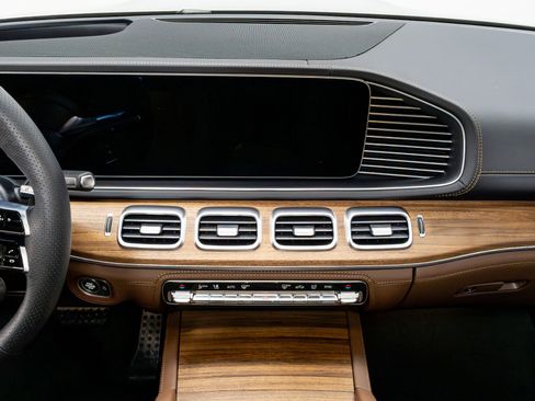 Used 2026 Mercedes-Benz GLS 63 AMG 4MATIC image 40