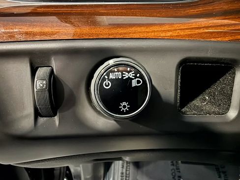 Used 2015 Cadillac Escalade Premium RWD image 33