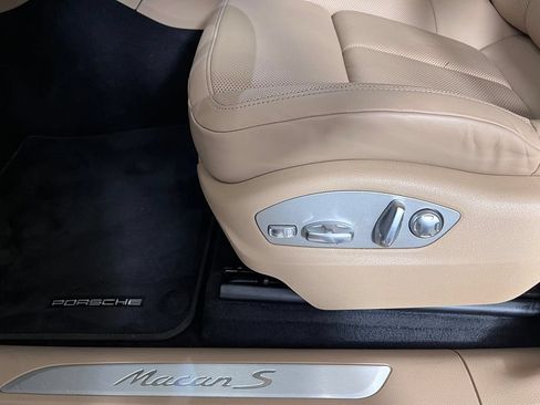 Certified 2021 Porsche Macan S AWD/4WD image 30