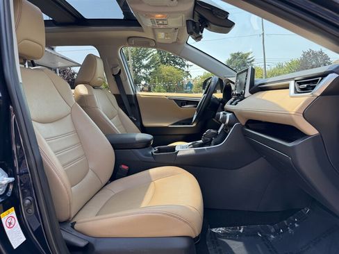 Used 2019 Toyota RAV4 Limited AWD/4WD image 18
