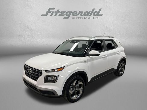 Used 2025 Hyundai Venue SEL FWD image 1