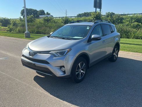 Used 2017 Toyota RAV4 XLE AWD/4WD image 7