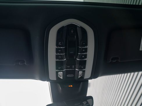 Certified 2023 Porsche Macan AWD/4WD image 11
