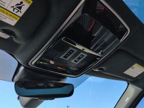 Used 2018 Land Rover Range Rover Velar R-Dynamic SE image 21