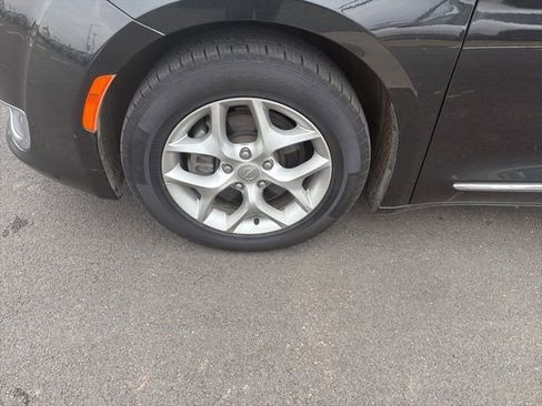 Used 2019 Chrysler Pacifica Touring-L Plus w/ Tire & Wheel Group image 6