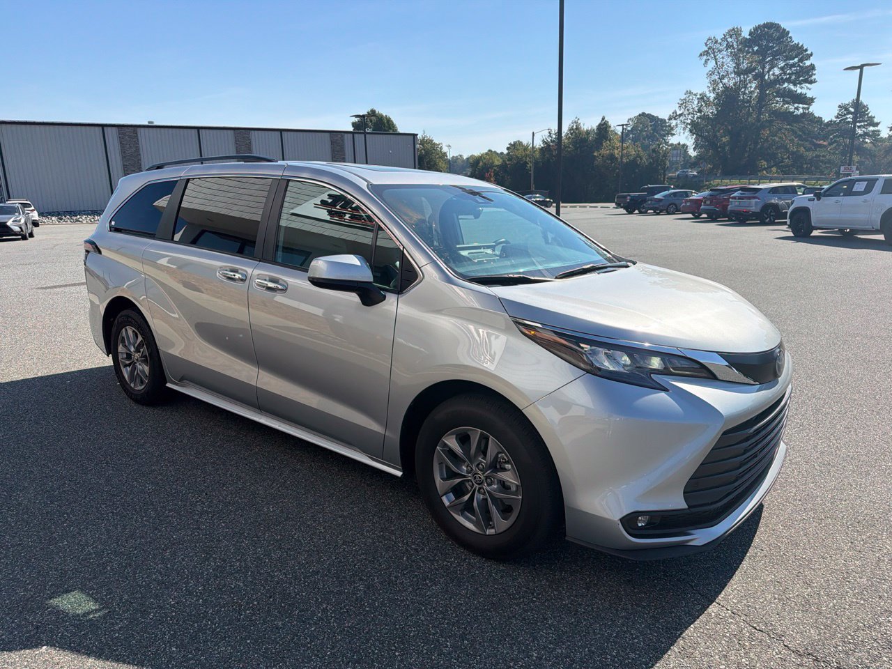 Used 2025 Toyota Sienna XLE FWD image 11