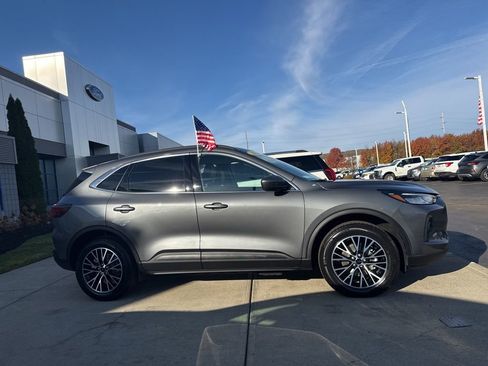 Certified 2025 Ford Escape SE image 10