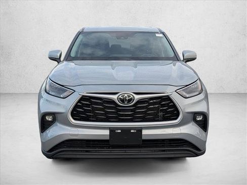 Used 2023 Toyota Highlander LE image 2