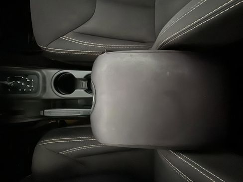 Used 2015 Jeep Wrangler Unlimited Rubicon w/ Connectivity Group image 31