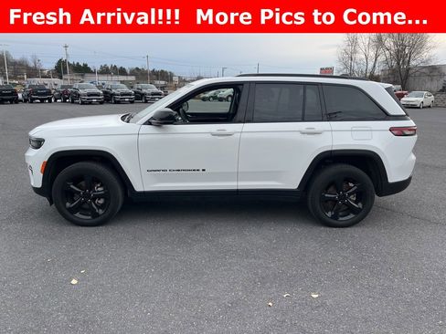 Used 2023 Jeep Grand Cherokee Limited w/ Black Appearance Package image 6