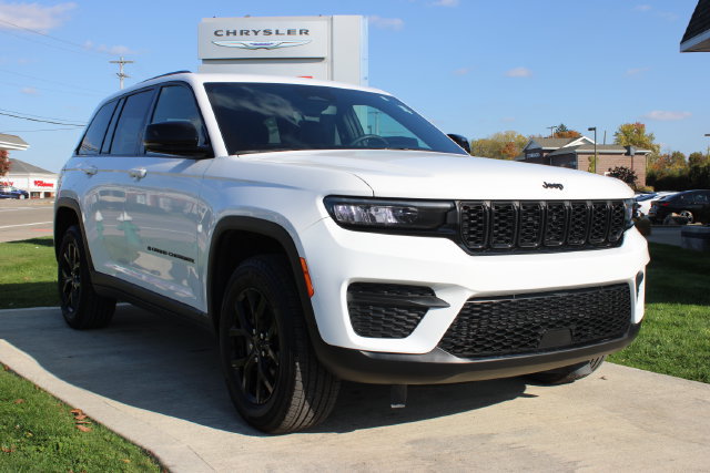 Used 2024 Jeep Grand Cherokee Altitude AWD/4WD image 4