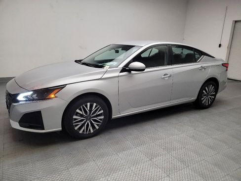 Used 2023 Nissan Altima 2.5 SV image 2