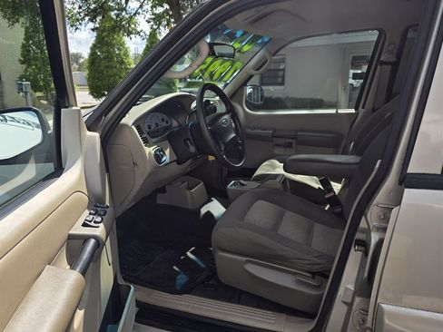 Used 2005 Ford Explorer Sport Trac XLS AWD/4WD image 12
