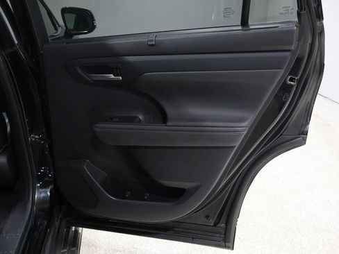 Used 2023 Toyota Highlander XLE image 22