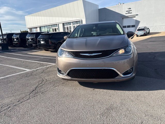 Used 2017 Chrysler Pacifica Touring Plus w/ Tire & Wheel Group FWD image 7