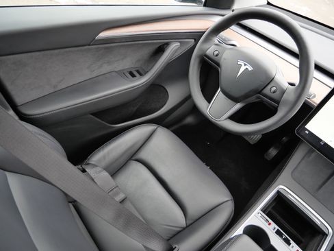 Used 2024 Tesla Model Y Long Range image 9