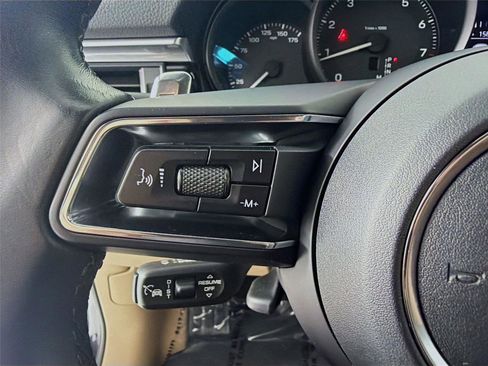 Used 2023 Porsche Macan AWD image 12