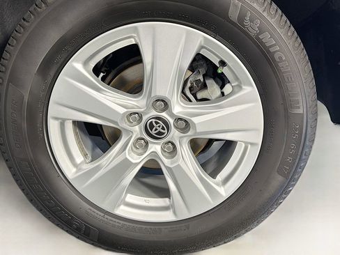 Used 2021 Toyota RAV4 XLE w/ Convenience Package FWD image 30