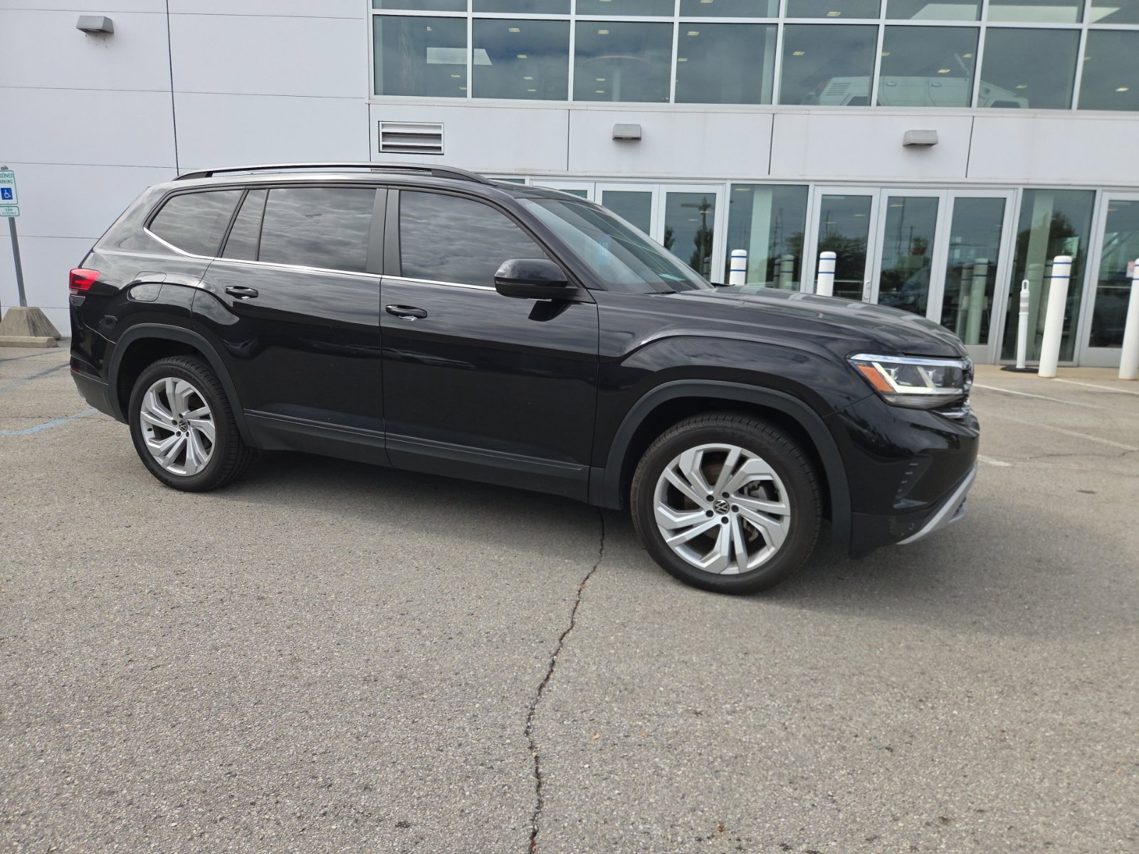 Used 2021 Volkswagen Atlas SE w/ Panoramic Sunroof Package AWD/4WD image 2