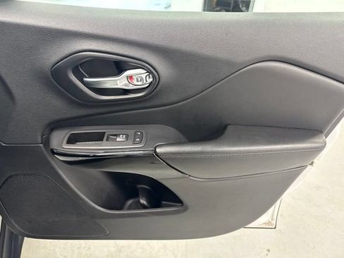 Used 2021 Jeep Cherokee Latitude Plus w/ Sun & Sound Group AWD/4WD image 27
