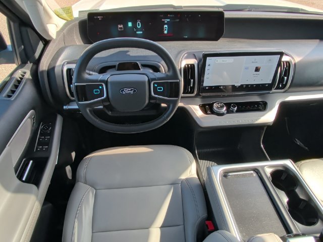 Used 2025 Ford Expedition Active AWD/4WD image 28