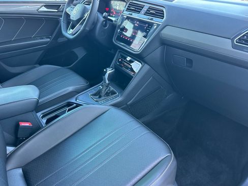 Used 2022 Volkswagen Tiguan SE R-Line image 17