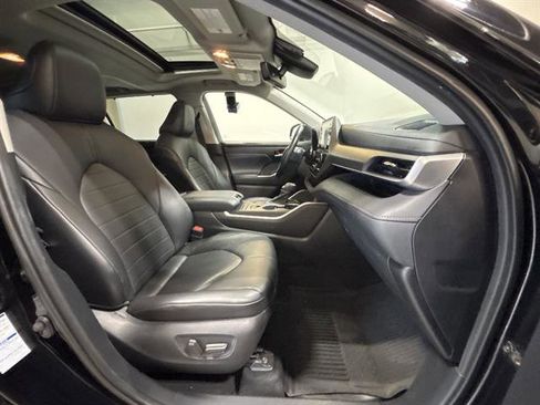 Used 2021 Toyota Highlander XLE AWD/4WD image 20