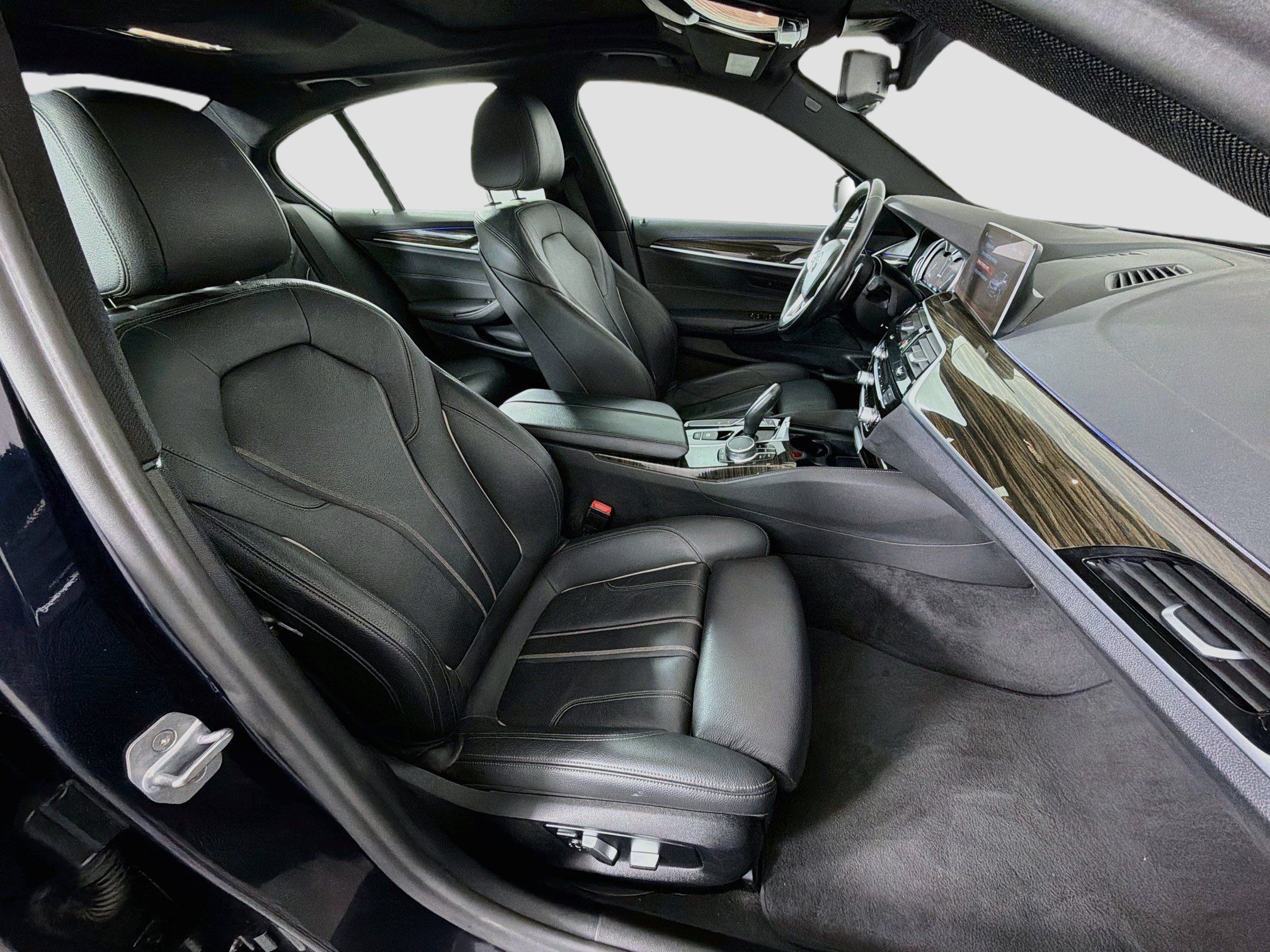 Used 2019 BMW 530e xDrive w/ Luxury Package AWD/4WD image 33