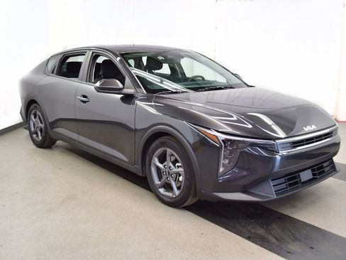 Used 2025 Kia K4 FWD image 2