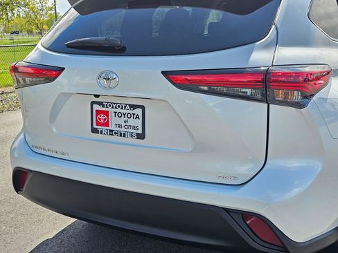 Used 2023 Toyota Highlander L image 13