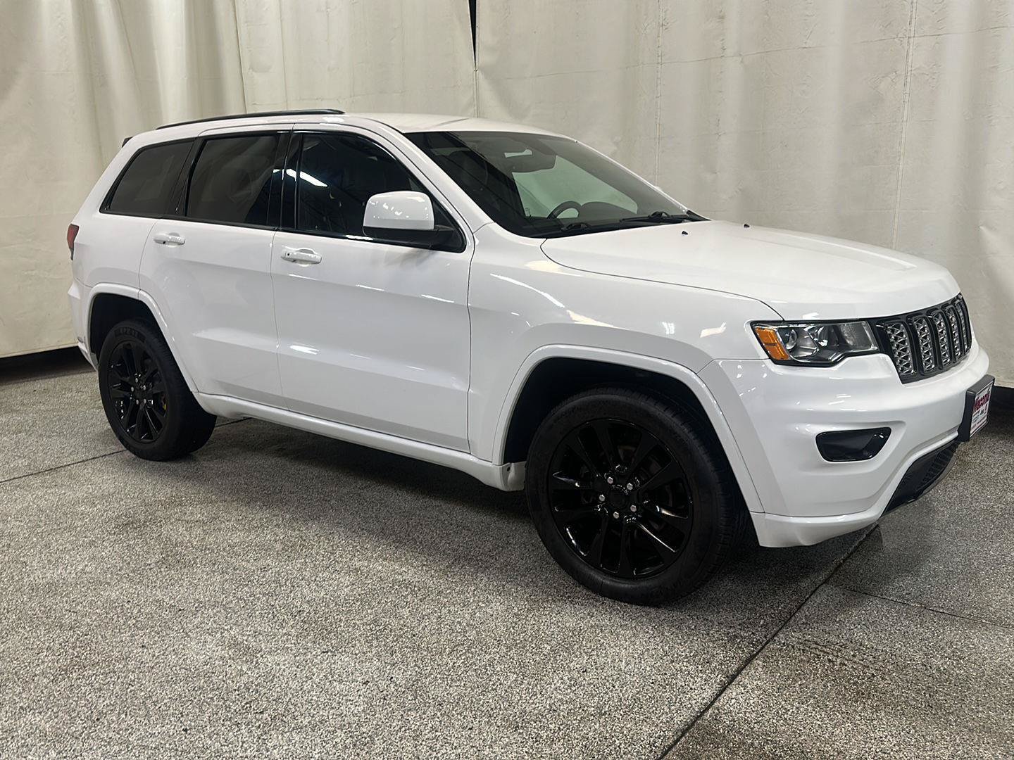 Used 2018 Jeep Grand Cherokee Altitude AWD/4WD image 7