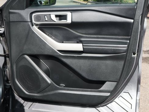 Used 2022 Ford Explorer XLT image 37