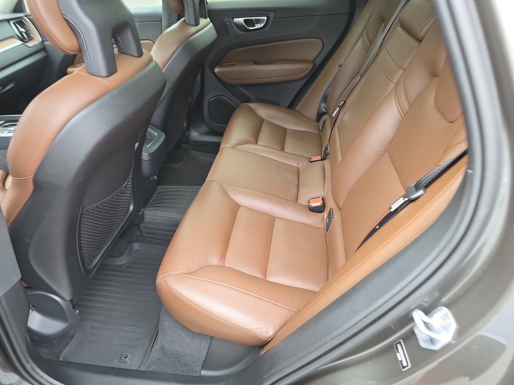 Used 2019 Volvo XC60 T6 Momentum w/ Multimedia Package AWD/4WD image 8