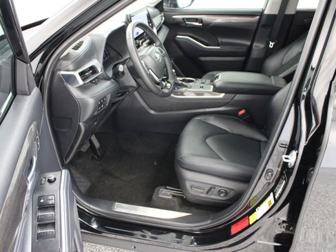 Used 2026 Toyota Highlander Platinum AWD/4WD image 14