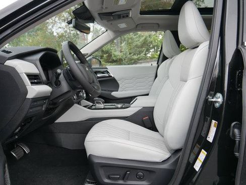 Used 2025 Mitsubishi Outlander AWD image 12