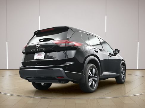 Certified 2025 Nissan Rogue SL w/ SL Premium Package FWD image 27