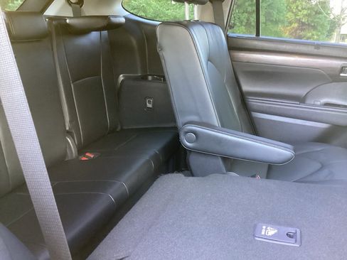 Used 2024 Toyota Highlander Limited image 5