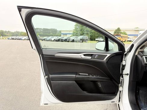 Used 2019 Ford Fusion SE FWD image 11