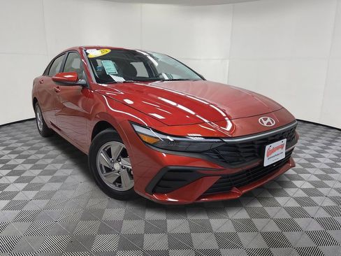 Used 2025 Hyundai Elantra SE FWD image 3