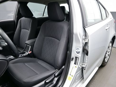 Used 2025 Toyota Corolla LE FWD image 11