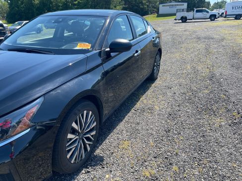 Used 2025 Nissan Altima 2.5 SV FWD image 2