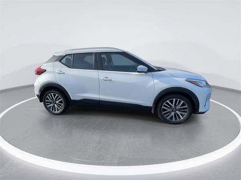 Used 2023 Nissan Kicks SV image 9