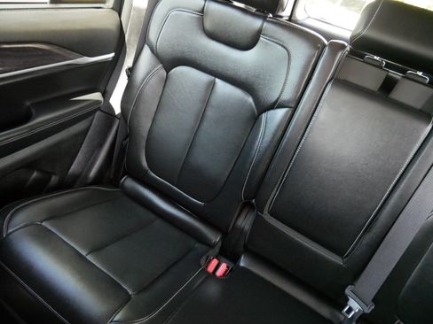 Used 2022 Jeep Grand Cherokee Limited w/ Luxury Tech Group II AWD/4WD image 12