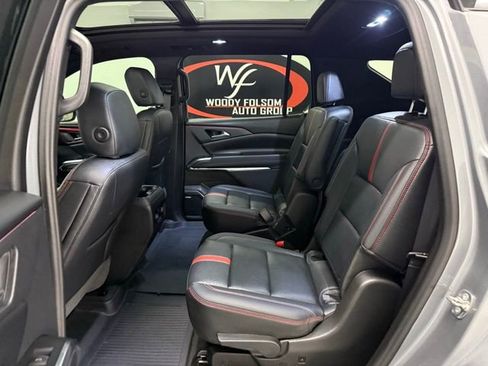 Used 2024 Chevrolet Traverse RS image 16