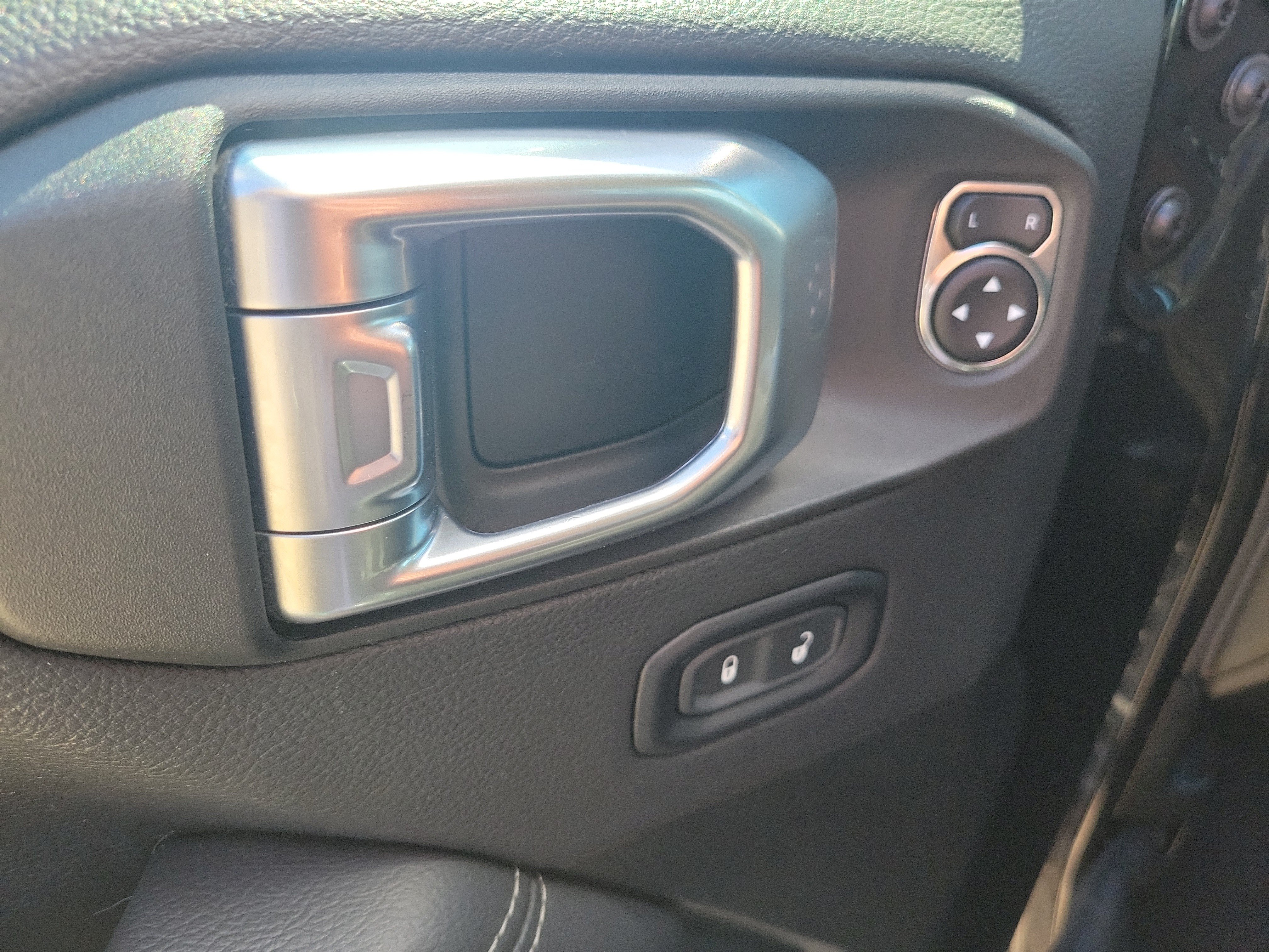 Used 2023 Jeep Wrangler Unlimited Sahara AWD/4WD image 19