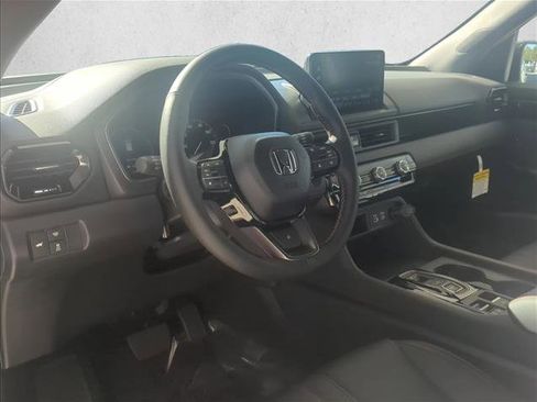 Used 2025 Honda Pilot TrailSport image 3