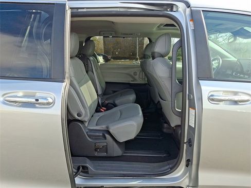 Used 2024 Toyota Sienna XLE image 10